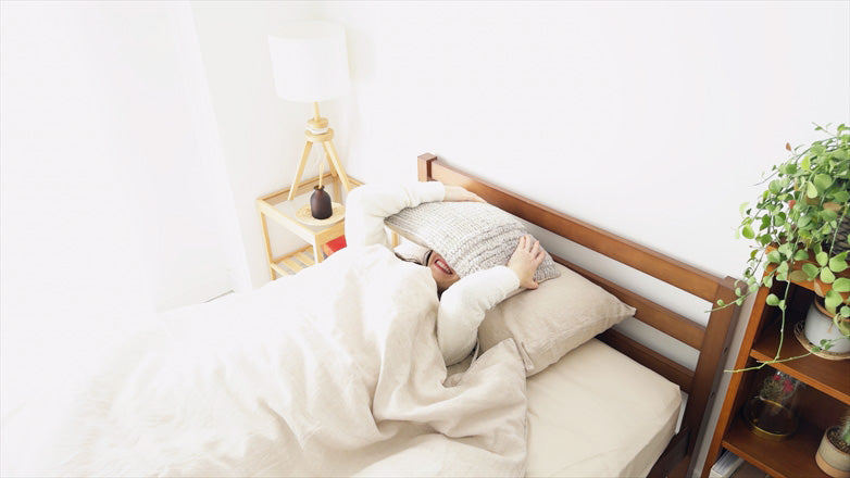 いろいろ考えすぎて眠れない原因と対処法！脳を休めるコツと快適な睡眠環境の作り方を解説