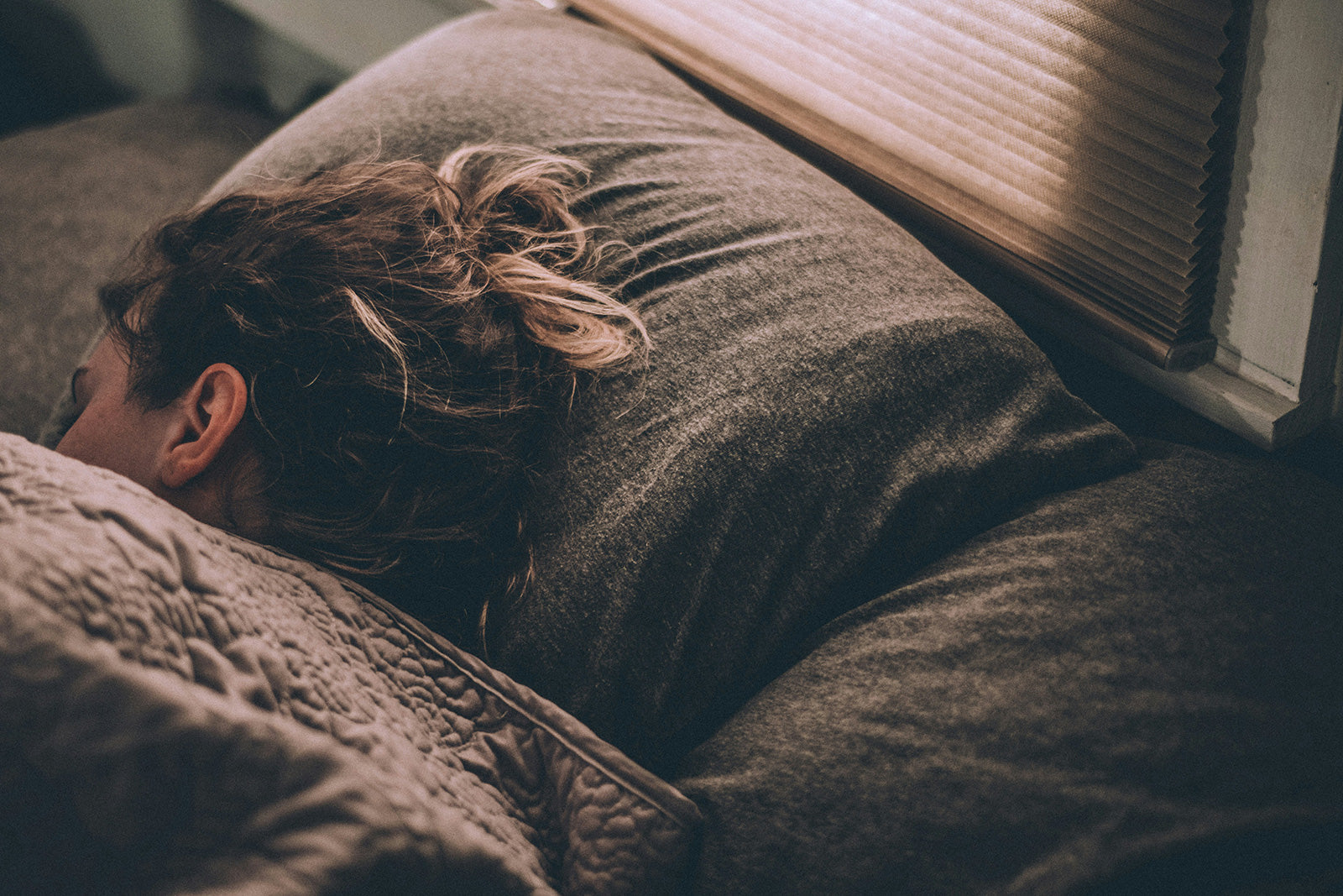 ロングスリーパーの特徴は？長時間眠る原因やリスク、睡眠の質を高める方法を解説
