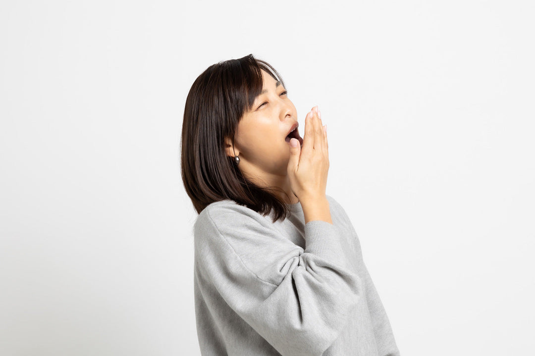 眠くないのにあくびが止まらない？あくびが出る原因や対処法を解説