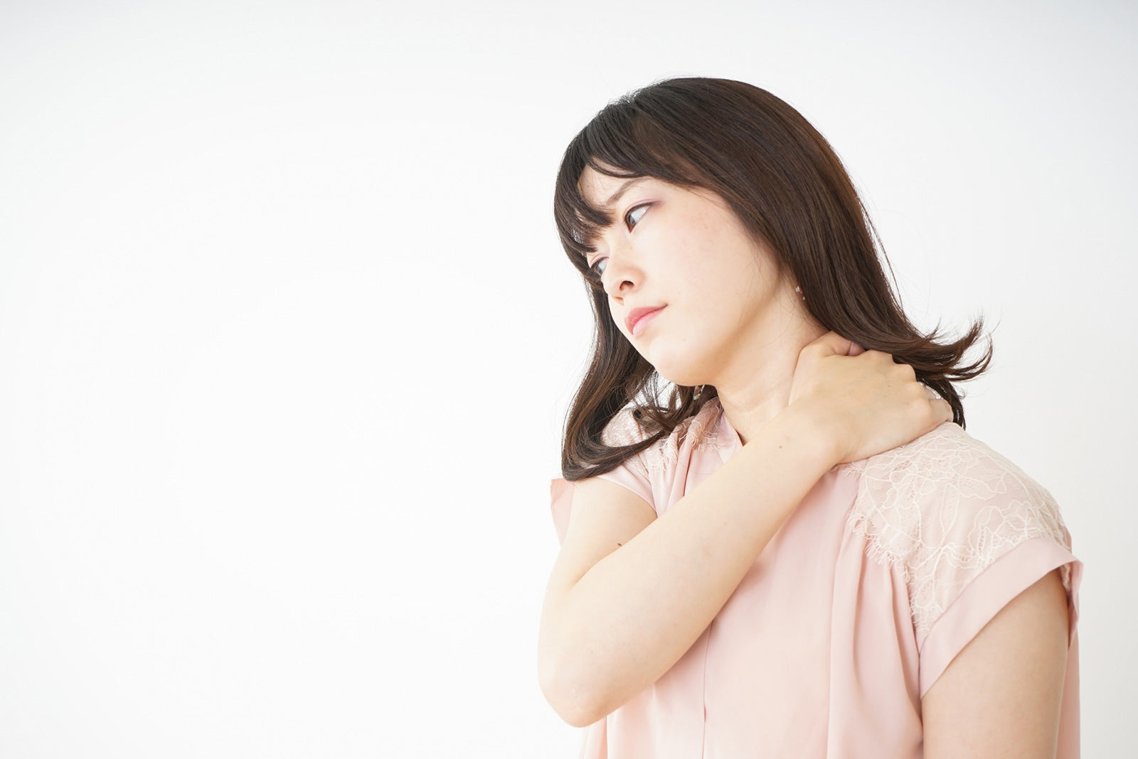 枕が合わず肩が痛い人へ｜原因と対処法、枕の選び方も解説